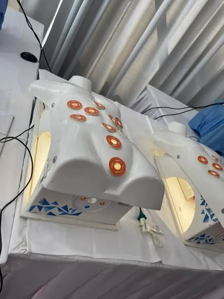 Simulateur de cœlioscopie en forme de buste, percé d’orifices pour les instruments.