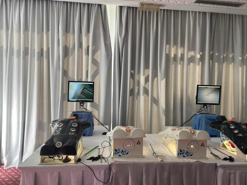 Salle d’atelier avec plusieurs simulateurs de cœlioscopie et leurs écrans.